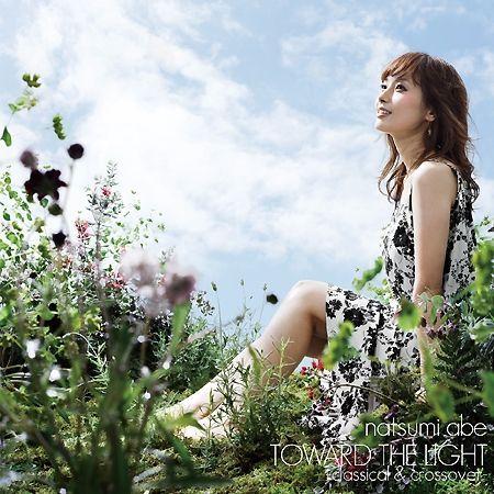 Portada de Álbum "TOWARD THE LIGHT -Classical & Crossover-", de Abe Natsumi
