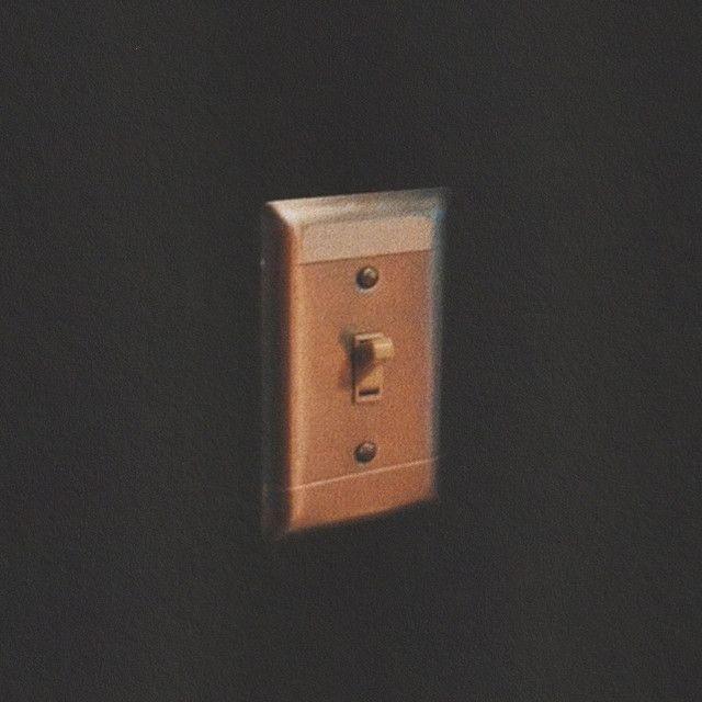 Portada del álbum "Light Switch", de Charlie Puth