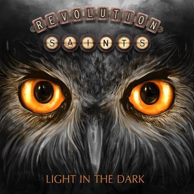 Portada de Álbum "Light In The Dark", de Revolution Saints