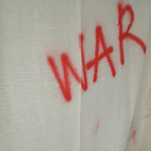 Portada del álbum "War", de Tolü Makay