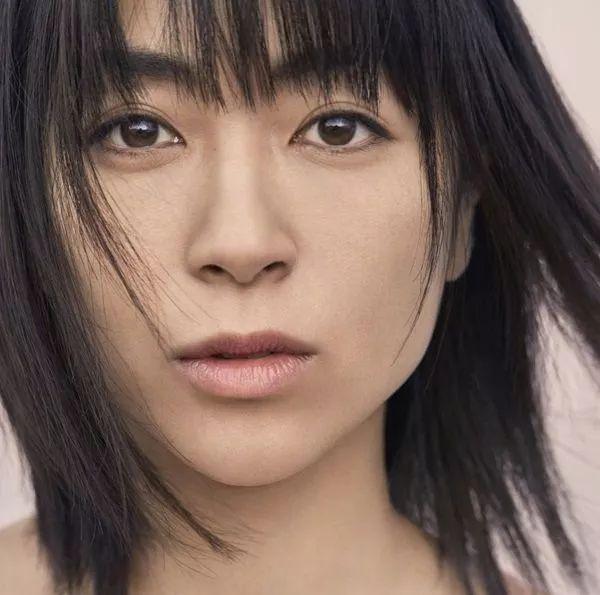 Portada de Álbum "Hatsukoi", de Utada Hikaru
