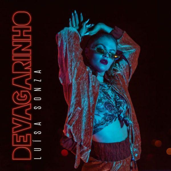 Capa do álbum "Devagarinho", de Luísa Sonza