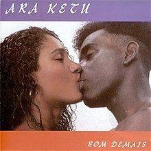 Capa do álbum "Bom Demais", de Ara Ketu