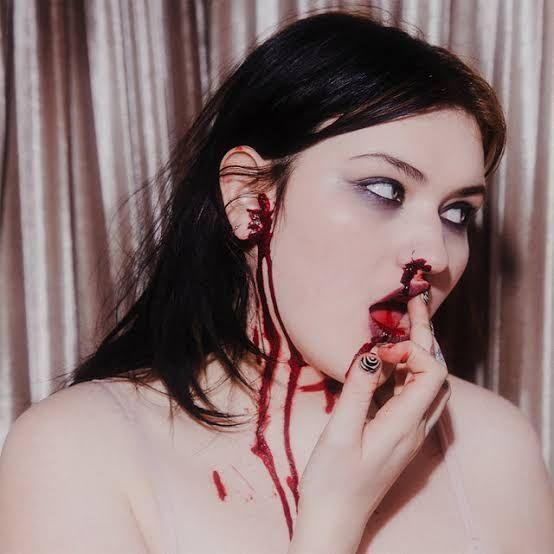 Portada del álbum "everybody hates me", de GAYLE