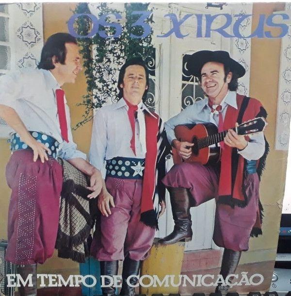 Capa do álbum "Em Tempo de Comunicação", de Os 3 Xirus