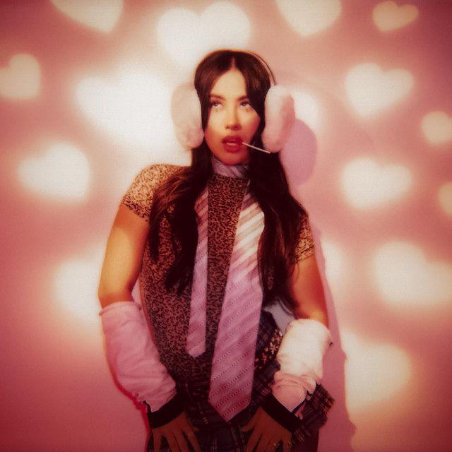 Capa do álbum "Love Me Not", de Emei