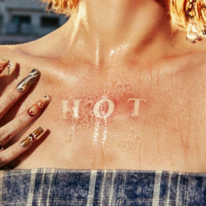 Portada del álbum "HOT", de LE SSERAFIM