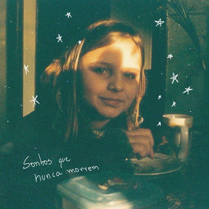 Portada de Álbum "sonhos que nunca morrem", de Adorável Clichê