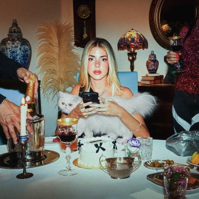 Capa do Álbum "menos triste más mami", de Corina Smith