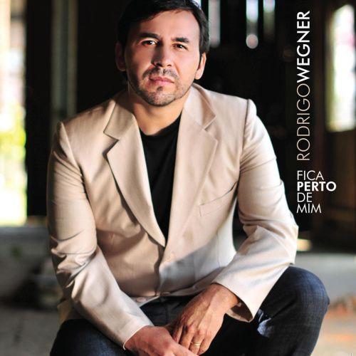 Album cover of "Fica Perto de Mim" by Rodrigo Wegner