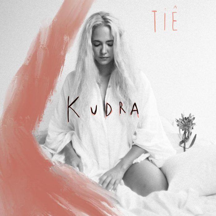 Capa do álbum "Kudra", de Tiê
