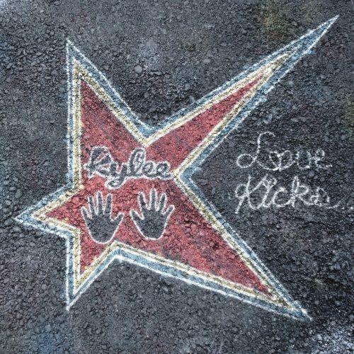 Portada de Álbum "Love Kicks", de Kylee