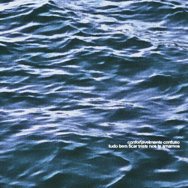 Portada de Álbum "Tudo bem ficar triste nos te amamos", de confortavelmente confuso