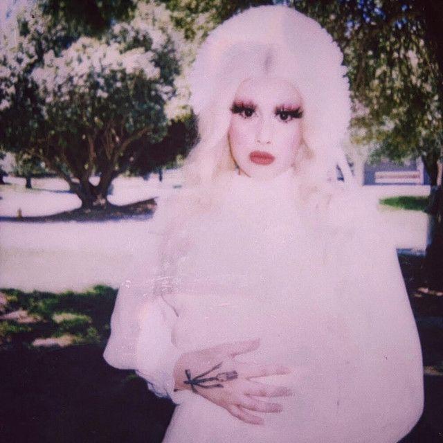Capa do álbum "Whole Milk", de Lucy Loone