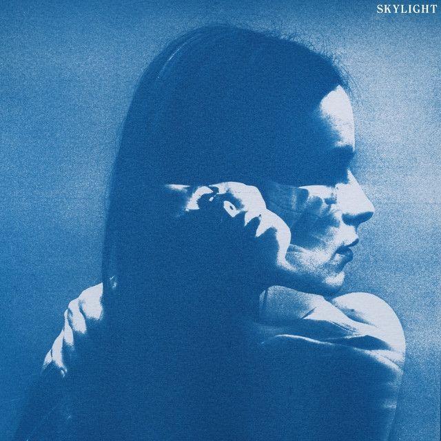 Capa do álbum "Skylight", de Gabrielle Aplin