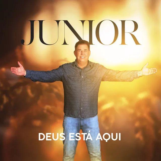 Album cover of "Deus Está Aqui" by Junior (Gospel)