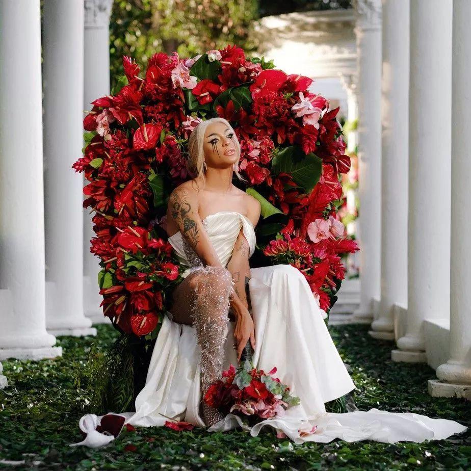 Capa do álbum "Ama Sofre Chora", de Pabllo Vittar