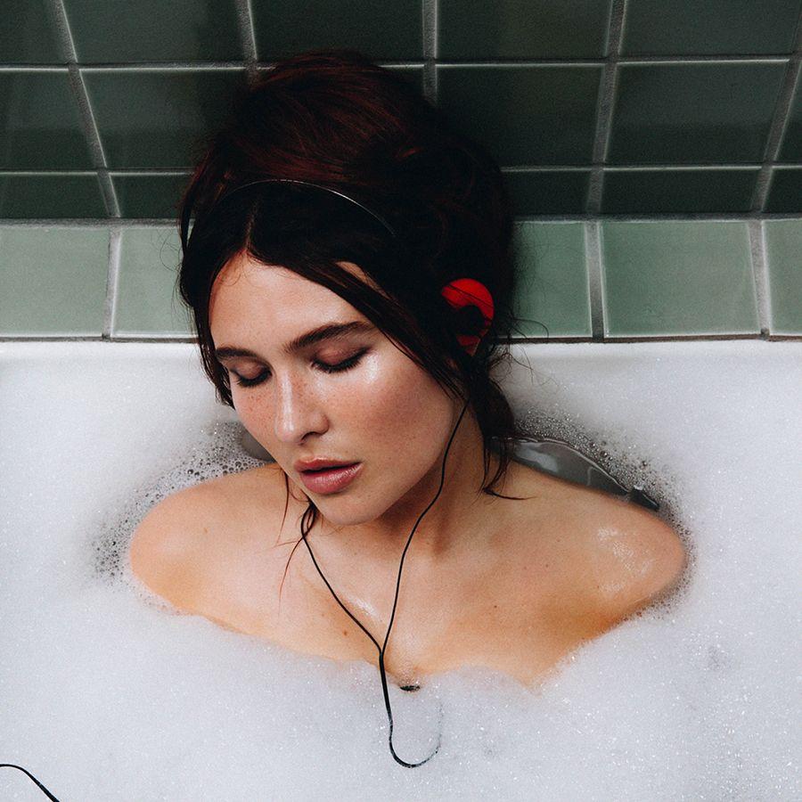 Portada de Álbum "Confessions", de Mimi Webb