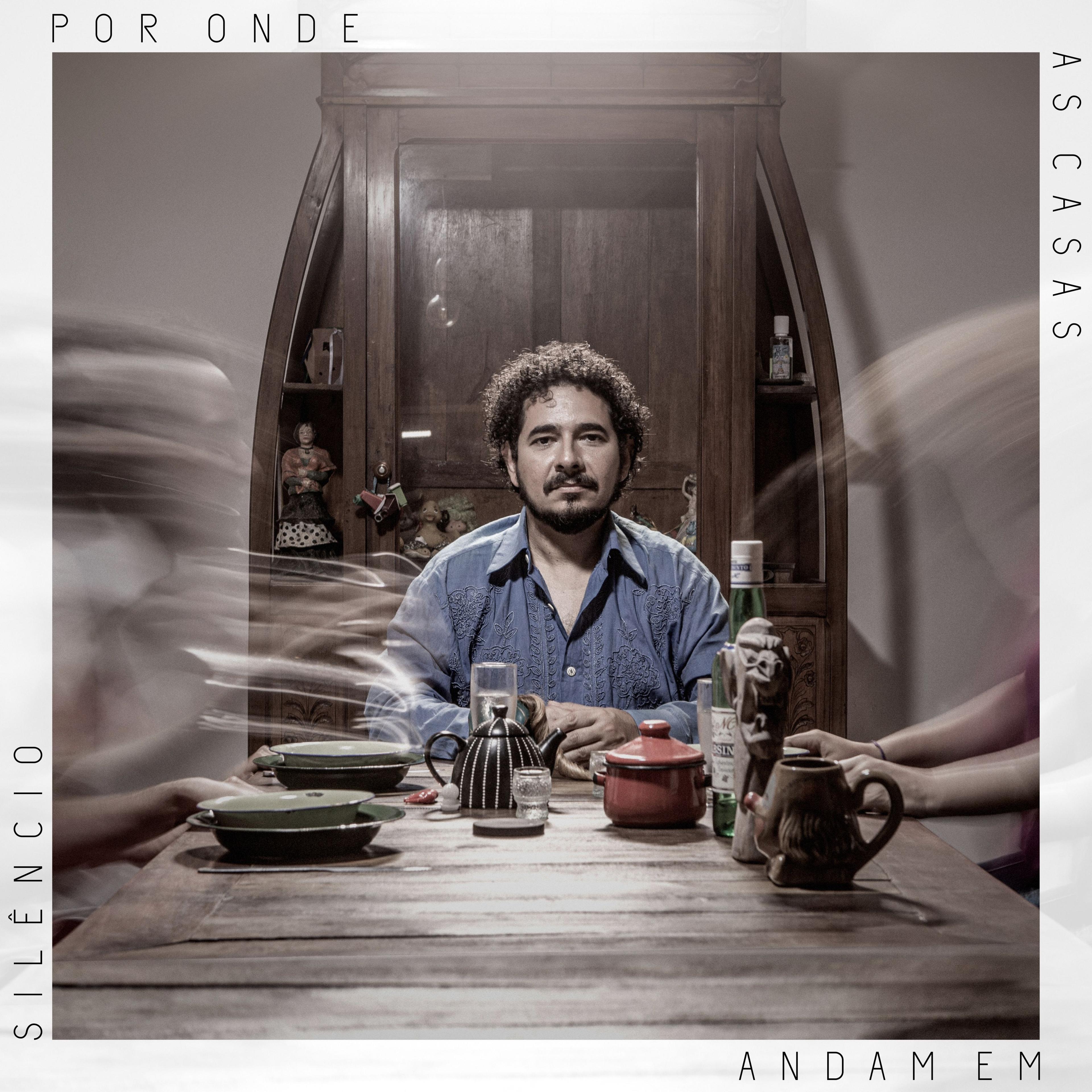 Capa do Álbum "Por Onde As Casas Andam Em Silêncio", de Juliano Holanda