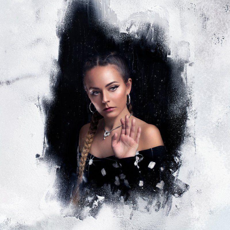 Portada del álbum "True", de Hannah Diamond