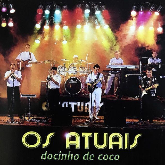 Capa do álbum "Docinho De Coco", de Os Atuais