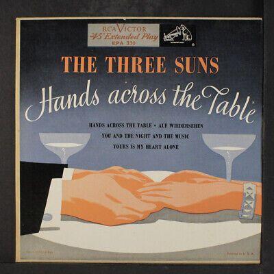 Capa do álbum "Hands Across The Table", de The Three Suns