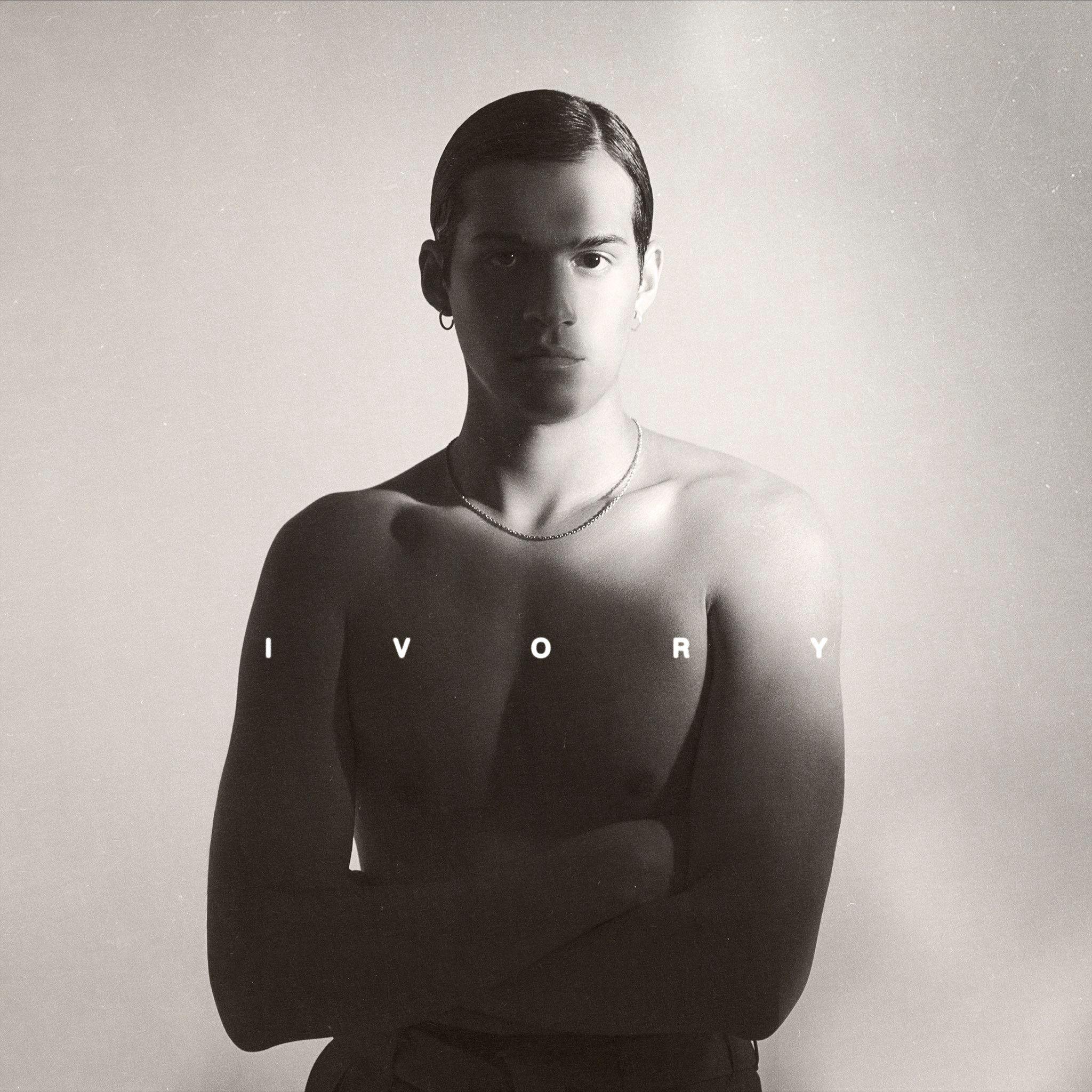 Capa do Álbum "Ivory", de Omar Apollo