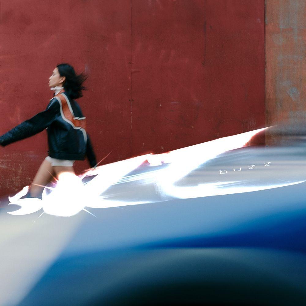Capa do Álbum "Buzz", de NIKI