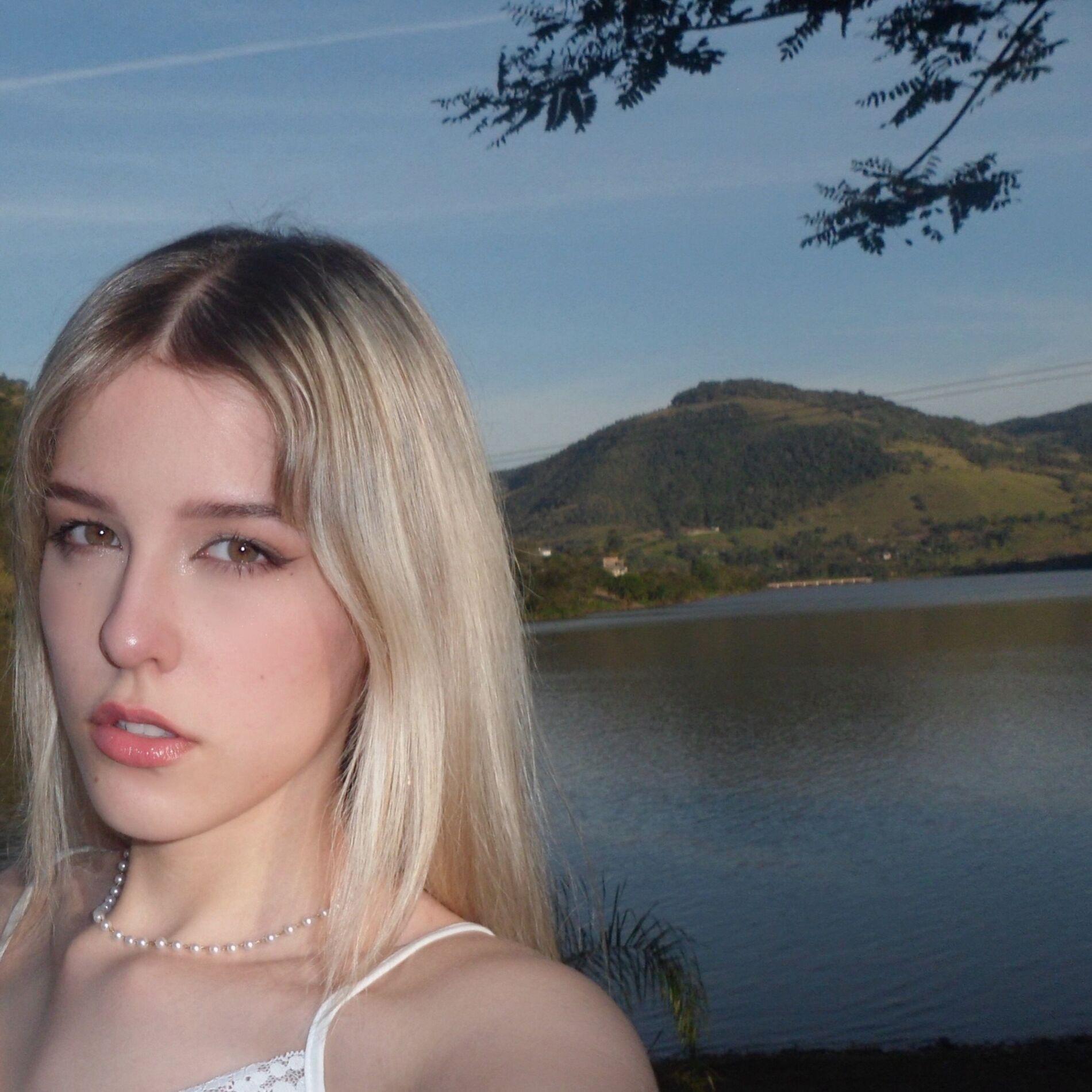 Portada de Sencillo/EP "Give You My Bones", de Laira Ellis