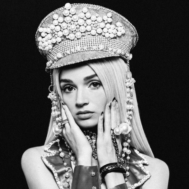 Capa do álbum "Immature Couture", de Poppy