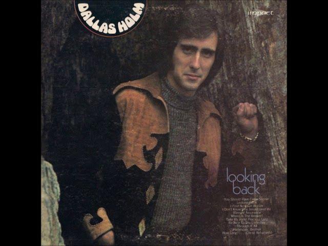 Capa do álbum "Looking Back", de Dallas Holm