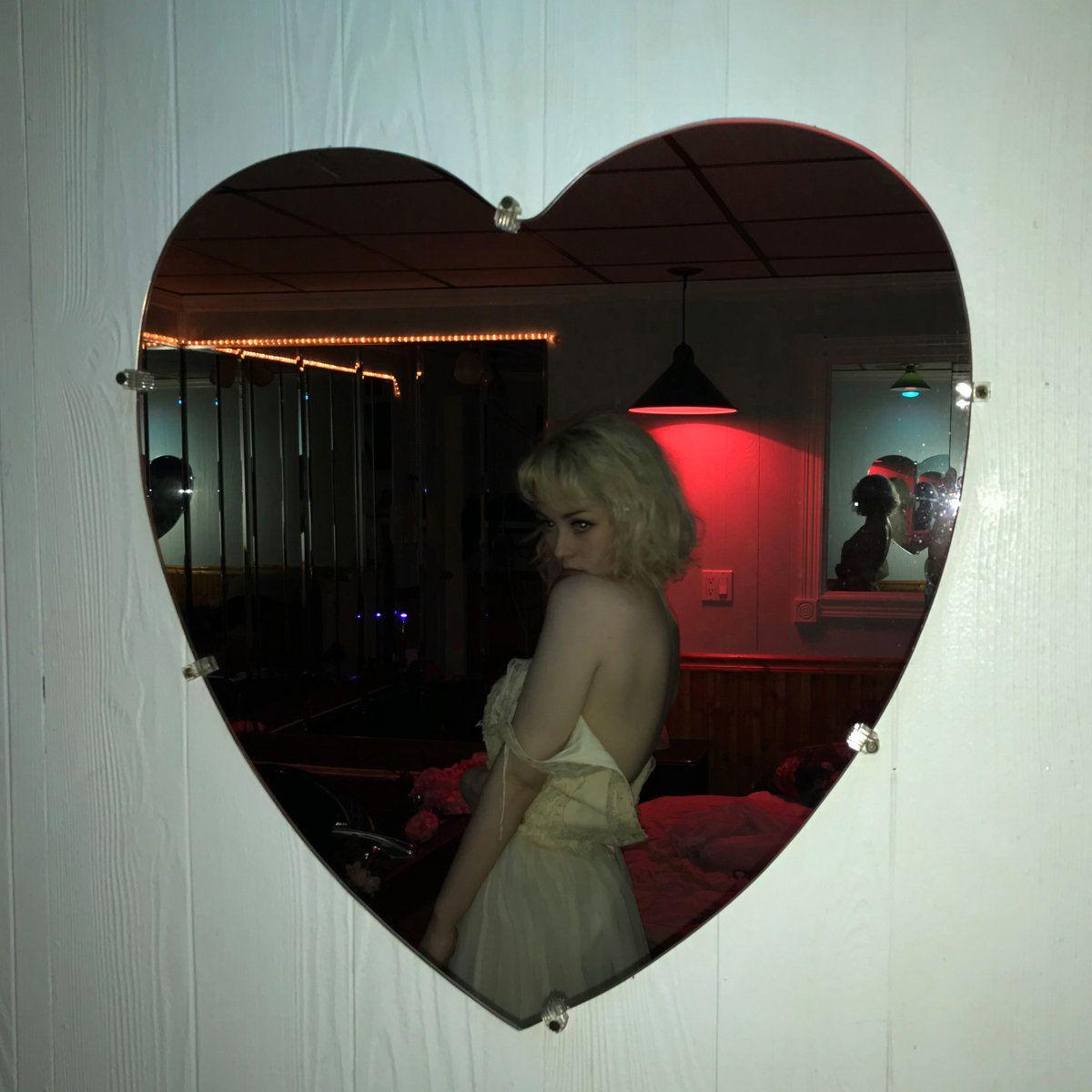 Portada de Álbum "Heart Shaped Bed (B-Sides)", de Nicole Dollanganger