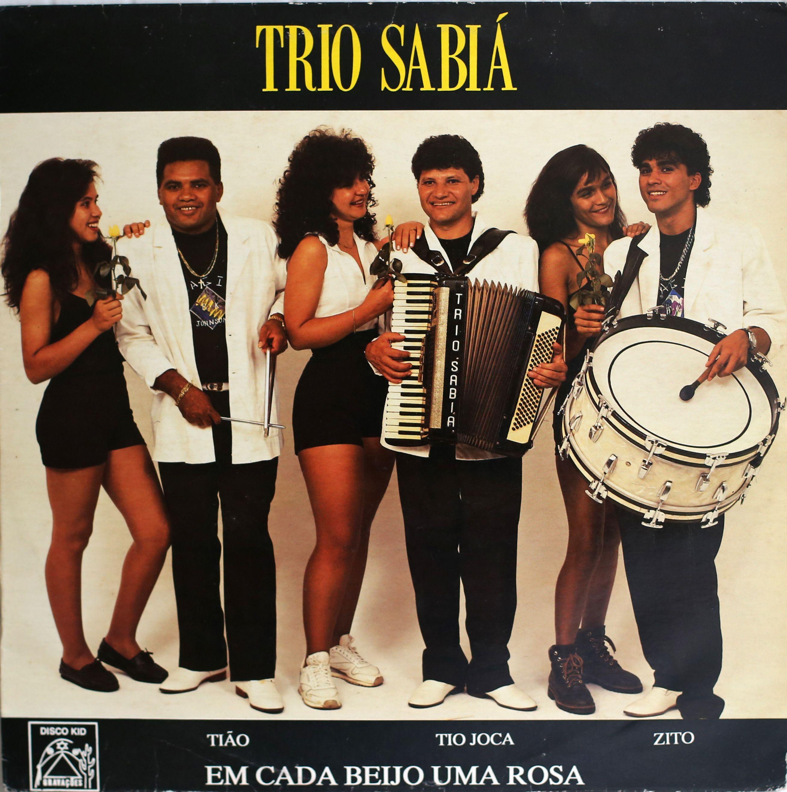 Capa do Álbum "Em Cada Beijo Uma Rosa", de Trio Sabiá