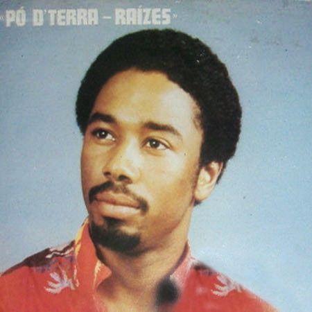 Portada de Álbum "Pó D'Terra - Raízes", de João Cirilo