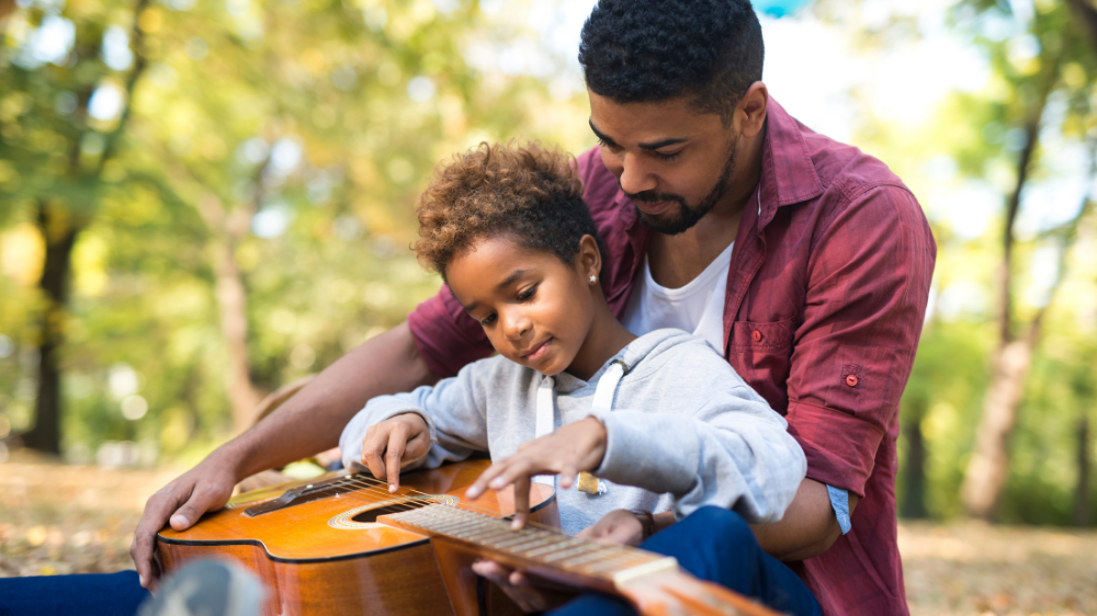 Post em destaque: 13 músicas de Dia dos Pais para tocar no violão