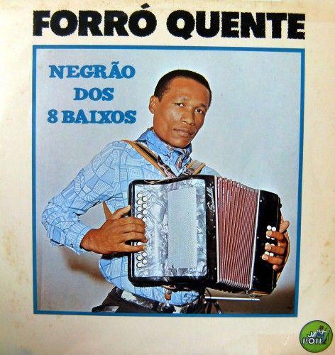 Album cover of "Forró Quente" by Negrão Dos Oito Baixos
