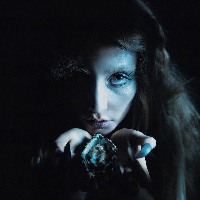 Capa do Álbum "(my world is an) oyster", de Chloe Moriondo