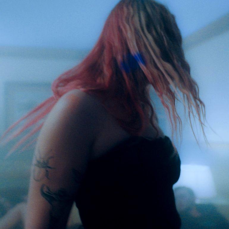 Portada de Sencillo/EP "Bite Down", de Izzy Strigel