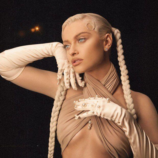 Portada de Sencillo/EP "Pretty In Pink", de Alice Chater