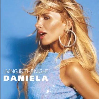 Portada de Sencillo/EP "Living in the Night", de Daniela Mori