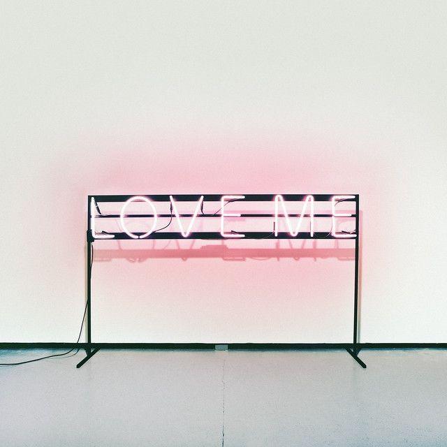 Capa do Single/EP "Love Me", de The 1975