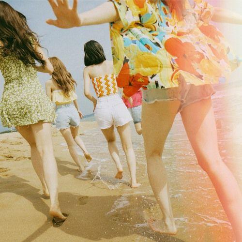 Portada de Sencillo/EP "Raise y_our glass", de HUH YUNJIN