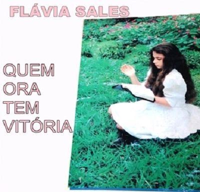 Portada de Álbum "Quem Ora Tem Vitória", de Flávia Sales