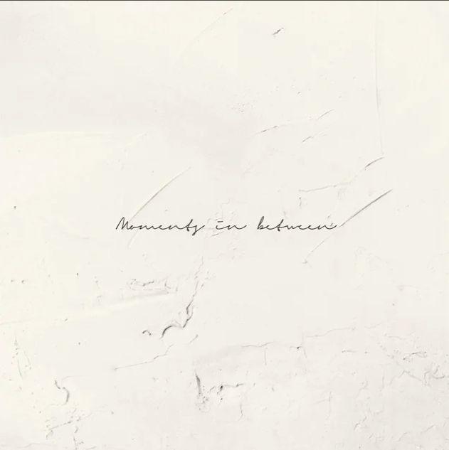 Portada de Álbum "Moments in beteween", de NELL