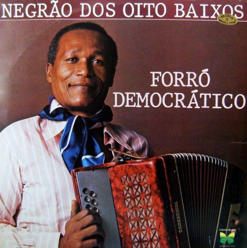 Album cover of "Forró Democrático" by Negrão Dos Oito Baixos