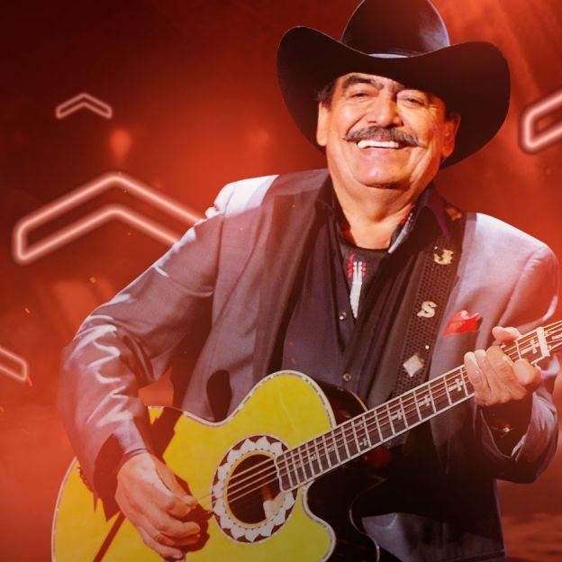 O cantor Joan Sebastian se apresenta ao vivo no centro da imagem