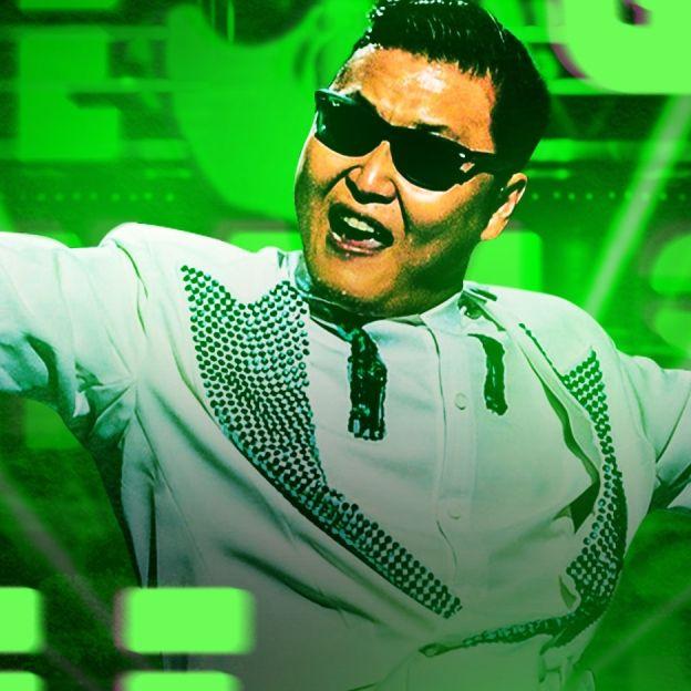 O cantor PSY se apresenta ao vivo de óculos escuros no centro da imagem