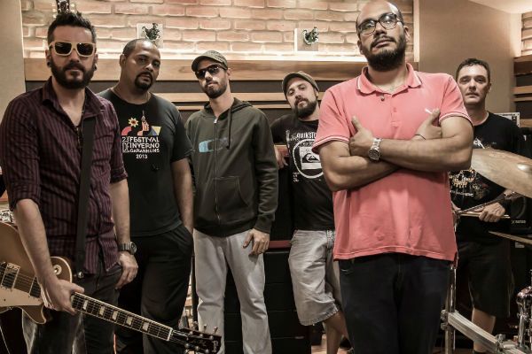 banda está pronta pra sacudir a poeira do rock brasileiro