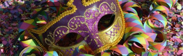 Máscaras de carnaval e serpentinas