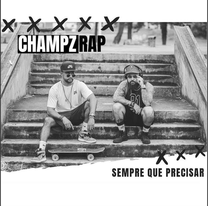 Integrantes do Champz Rap estão sentados em uma escadaria